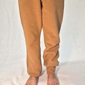 Na levi strani je patent spodvihan na notri, na desni pa je hlačnica nabrana.