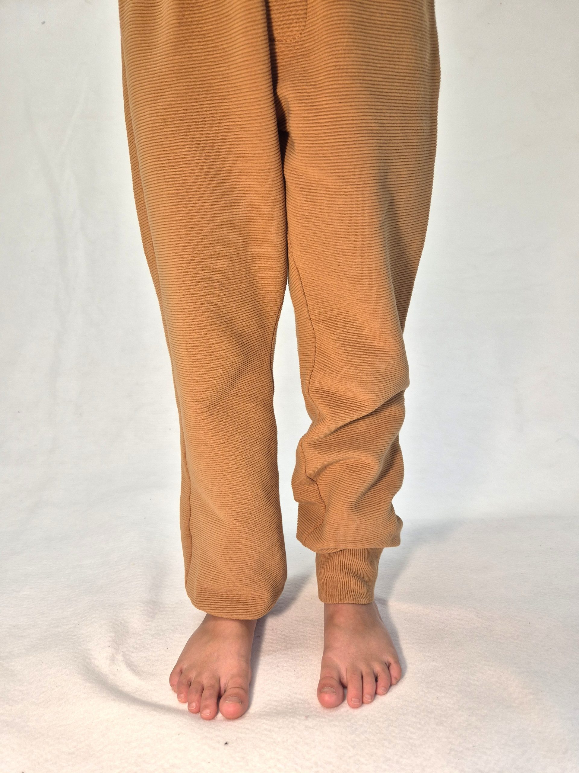 Na levi strani je patent spodvihan na notri, na desni pa je hlačnica nabrana.