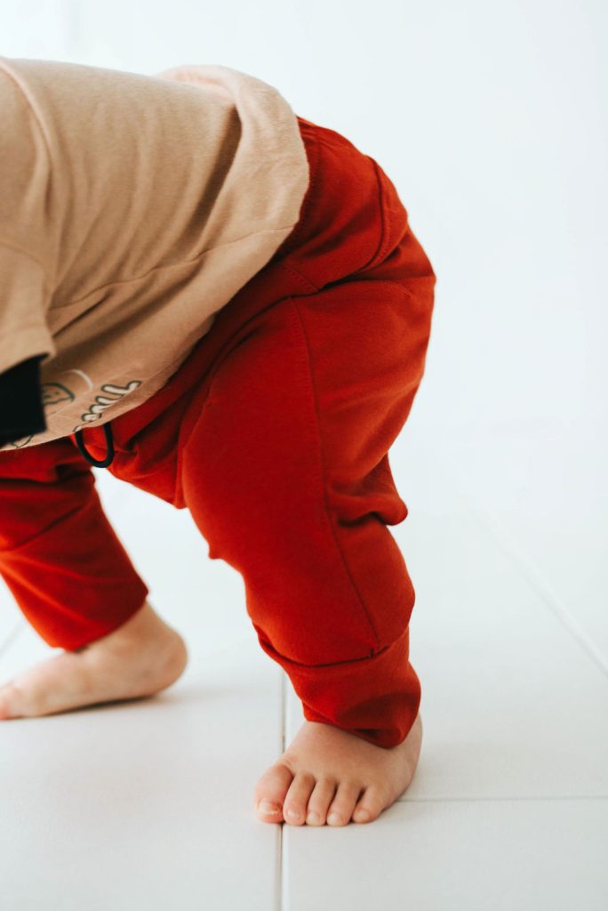 Hlače so udobne, mehke, primerne za gibanje in prosto igro.